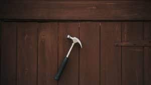 Il frappe ses deux enfants à coups de marteau