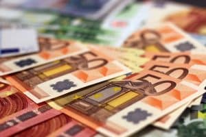Allemagne : il trouve un sac contenant 16 000 euros et le rend à la police