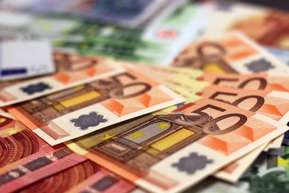 Allemagne : il trouve un sac contenant 16 000 euros et le rend à la police