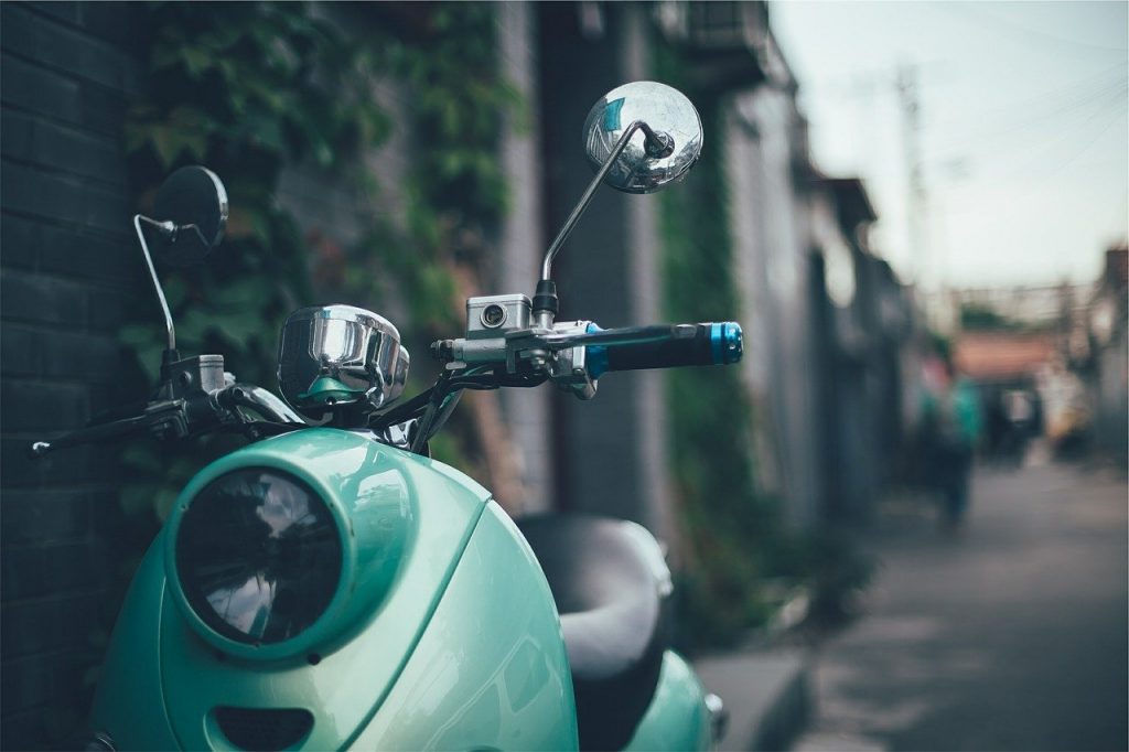 Une fillette de 4 ans renversée devant son école par un motard qui faisait du rodéo…