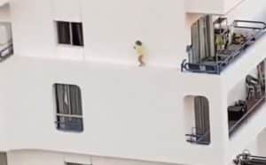 Une fillette échappe à la vigilance de sa mère et se retrouve au bord du vide