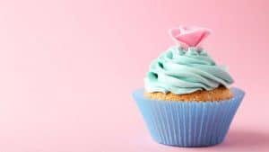 Elles tentent de lui voler son bébé en lui offrent un cupcake empoisonné