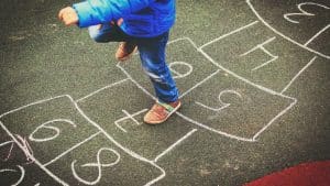 Le corps sans vie d’un petit garçon retrouvé dans une cour de récréation Le corps sans vie d'un petit garçon retrouvé dans une cour de récréation