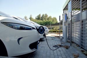 Alors en pleine recharge dans un parking, un SUV électrique explose et créé la panique générale