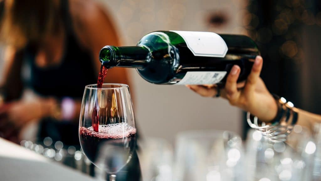 Un homme écrase un verre de vin sur une fillette de 2 mois Un homme écrase un verre de vin sur une fillette de 2 mois
