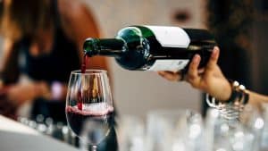 Un homme écrase un verre de vin sur une fillette de 2 mois