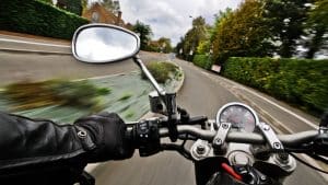 Alcool… vitesse… à moto avec une petite fille de 10 ans à l’arrière Alcool... vitesse... à moto avec une petite fille de 10 ans à l'arrière