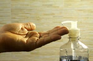 Etats-Unis : il achète 18 000 flacons de gel hydroalcoolique pour les revendre et finit par être contraint de les offrir gratuitement