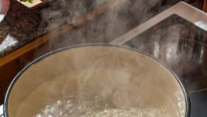 Agacé par le confinement, il jette une casserole d’eau bouillante sur sa femme Agacé par le confinement, il jette une casserole d'eau bouillante sur sa femme