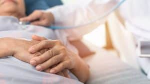 Blessée par balle, elle est sauvée grâce à ses implants mammaires
