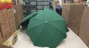 Brésil : un homme mort recouvert de parapluies en pleine journée dans un supermarché Carrefour resté ouvert