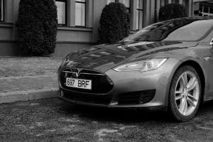 Il est filmé endormi au volant de sa Tesla lancée à 140 km/h