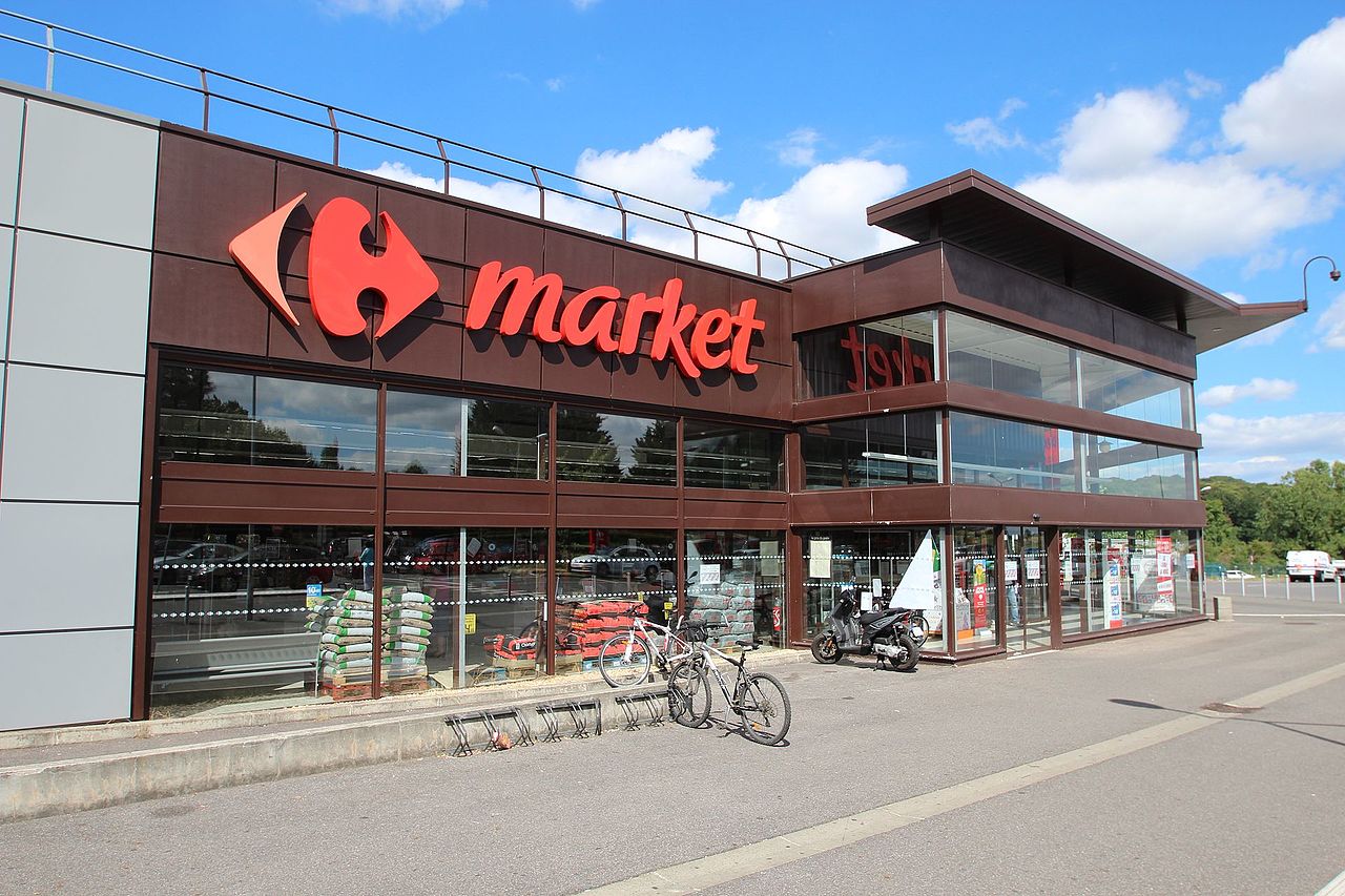 Un homme noir tabassé à mort dans un supermarché Carrefour, un responsable Carrefour aux arrêts