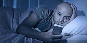 Smartphones : le mode nuit ne serait pas si efficace que ça au final
