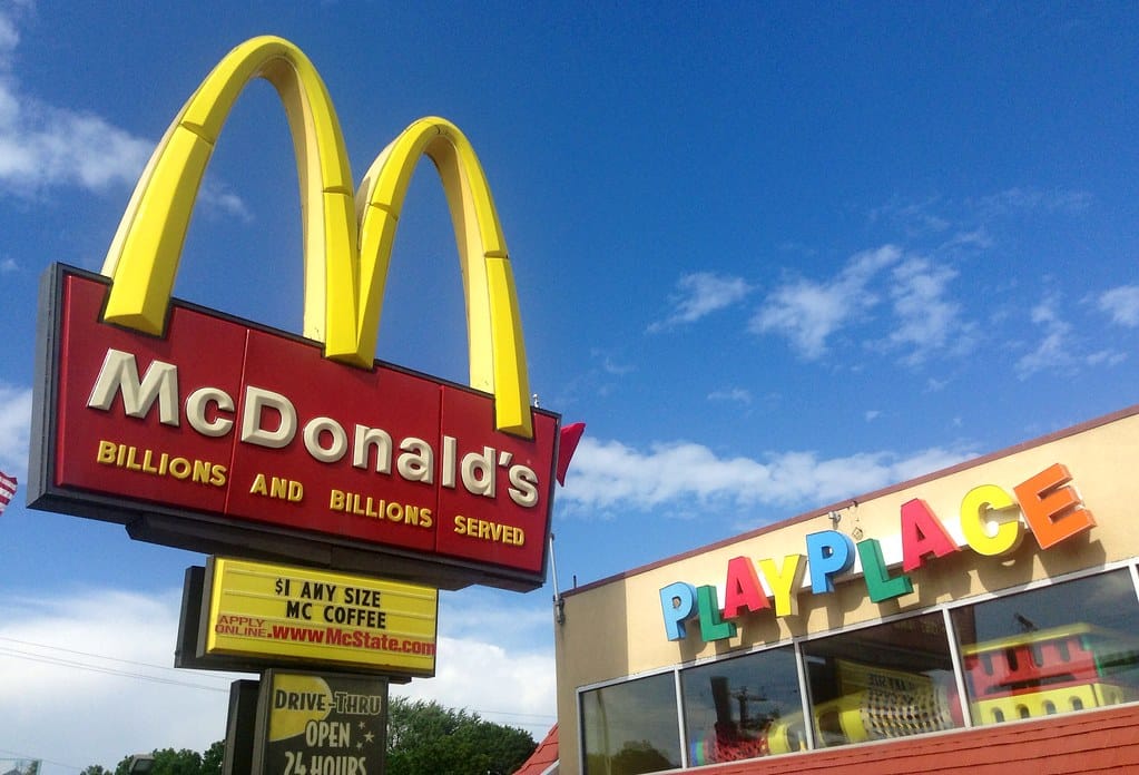 McDonald’s dit au revoir au plastique dans les jouets du menu Happy Meal