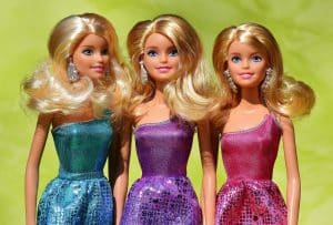 Pourquoi la numérisation n’a fait que promouvoir les poupées Barbie et la culture qui leur est associée ces derniers temps ?