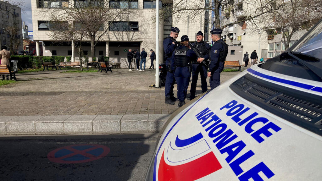 Violences en banlieue : un commissariat attaqué suite au décès d’un adolescent en course-poursuite Violences en banlieue : un commissariat attaqué suite au décès d'un adolescent en course-poursuite