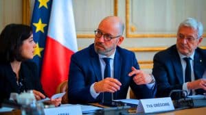 200 000 microentrepreneurs menacés : Attal et ses alliés dénoncent un projet fiscal aussi dévastateur qu'un séisme économique