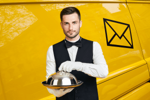 La Poste abandonne le courrier ? Le virage surprenant vers la livraison de repas