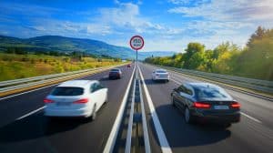 « La vitesse passe à 150 km/h » : ce pays européen autorise bientôt une nouvelle limite sur autoroute, les automobilistes sont en état de choc Alerte rouge pour les automobilistes : la vitesse maximale explose à 150 km/h sur l'autoroute, un bouleversement en Europe