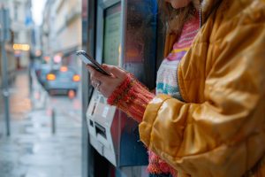 Découvrez comment retirer de l'argent sans carte bancaire : ces astuces pourraient vous surprendre