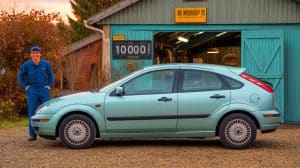 Illustration de la Ford Focus Mk1, une voiture d'occasion prisée pour sa fiabilité et sa simplicité mécanique.