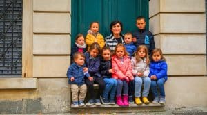 « Elle vit comme une reine » : cette mère de 13 enfants décroche 50 000€ d’allocations et enflamme les réseaux sociaux, un record controversé