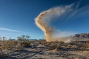 Des tourbillons de poussière reviennent en France : comment ces phénomènes sont une menace pour vous et vos proches ? Les Dust Devils : ces phénomènes tourbillonnaires sont-ils une menace pour vous et vos proches ?