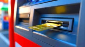Illustration de la technique de shimming utilisée pour pirater les cartes bancaires. Image réalisée par IA.