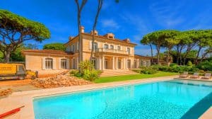 Illustration de la villa de luxe au Cap-Ferret au cœur d'une bataille juridique pour non-conformité des travaux.