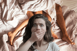 Smartphone : si vous faites ça avant de dormir, votre couple est en péril !