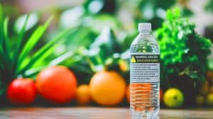 « Vos reins en danger » : cette eau en bouteille accusée de tous les maux, découvrez ces alternatives miraculeuses et plus saines