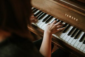 Quels bienfaits le piano apporte-t-il à notre corps : résultats de recherche woman playing Yamaha piano