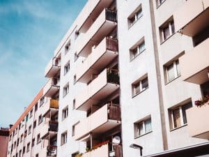 Les prix de l’immobilier s’effondrent : voici les villes les plus impactées en 2024 High Raised Building