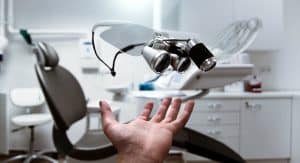 Assurance santé : découvrez si vous pouvez bénéficier de cette mutuelle gratuite et économique Person Showing Magnifying Eyeglasses