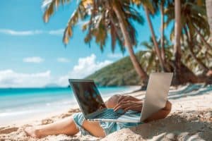 Télétravail sur le lieu de vacances : êtes-vous vraiment autorisé à profiter de ce nouvel avantage ?