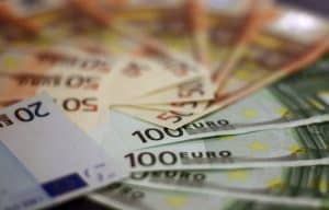 530 euros versés à 10 millions de Français d’ici quelques jours : voici comment vous pourriez en bénéficier Fan of Assorted Euro Banknotes
