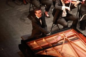 Omar Harfouch au Théâtre des Champs-Élysées : une ode vibrante à la paix