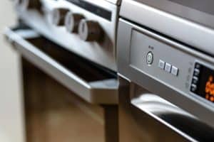 Voici le bouton magique de votre lave-vaisselle qui divise par deux votre consommation d’électricité Close-up Photo of Dishwasher