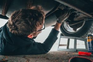 Contrôle technique : ces nouvelles règles du contrôle technique en 2025 pourraient vous coûter cher Man Fixing Vehicle Engine