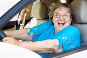 Le « macaron S » pour les seniors et pourquoi certains pays adoptent une vitesse de 150 km/h sur autoroute : la France pourrait-elle suivre ?
