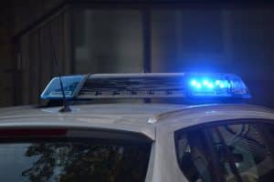 Interdictions de ces voitures sur les routes françaises : découvrez les modèles qui seront bannis dès le 1er Janvier 2025 Close-up of a police car's flashing blue lights in an urban environment.