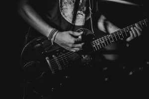 Quand le rock rencontre la grandeur symphonique Man Playing Guitar