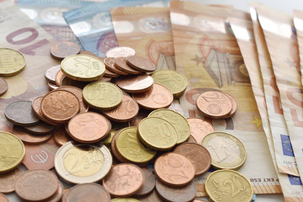Il économise des centimes pendant 45 ans et découvre une somme surprenante