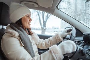 Automobilistes : pourquoi porter une doudoune au volant pourrait vous coûter une lourde amende cet hiver