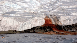La mystérieuse cascade de sang en Antarctique : un phénomène fascinant enfin dévoilé après des siècles d’interrogations