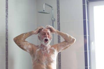 À 65 ans, 2 douches par semaine suffisent : les dermatologues bouleversent nos habitudes d&rsquo;hygiène ancestrales