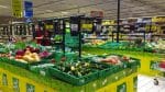 Cette enseigne iconique en péril : 15 supermarchés ferment, 2 400 emplois supprimés, un séisme pour Auchan