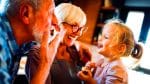 Cette somme astronomique que les retraités français réduisent chaque année pour leurs enfants et petits-enfants : 400 € en moins en 2023