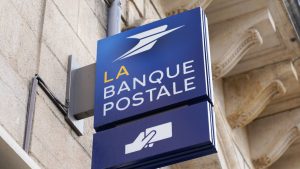 La Banque Postale : une baisse de 11,3 % du bénéfice net, un gouffre de 707 millions et un plan d&rsquo;économies à 200 millions